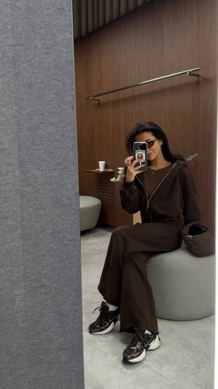 Костюм із приталеною резинкою шоколад