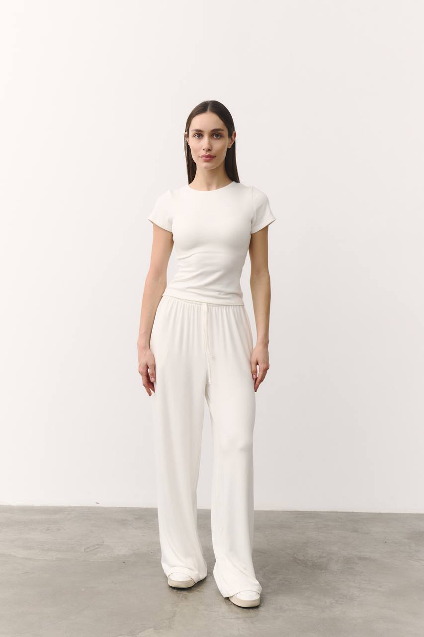 Костюм з мʼякої віскози молочний