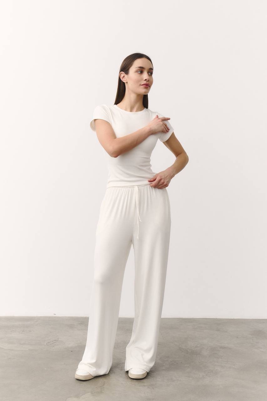 Костюм з мʼякої віскози молочний