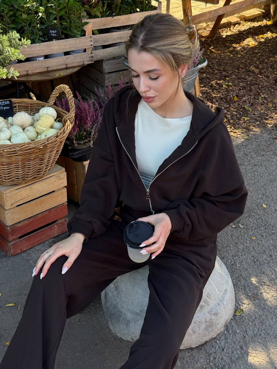 Костюм із приталеною резинкою шоколад