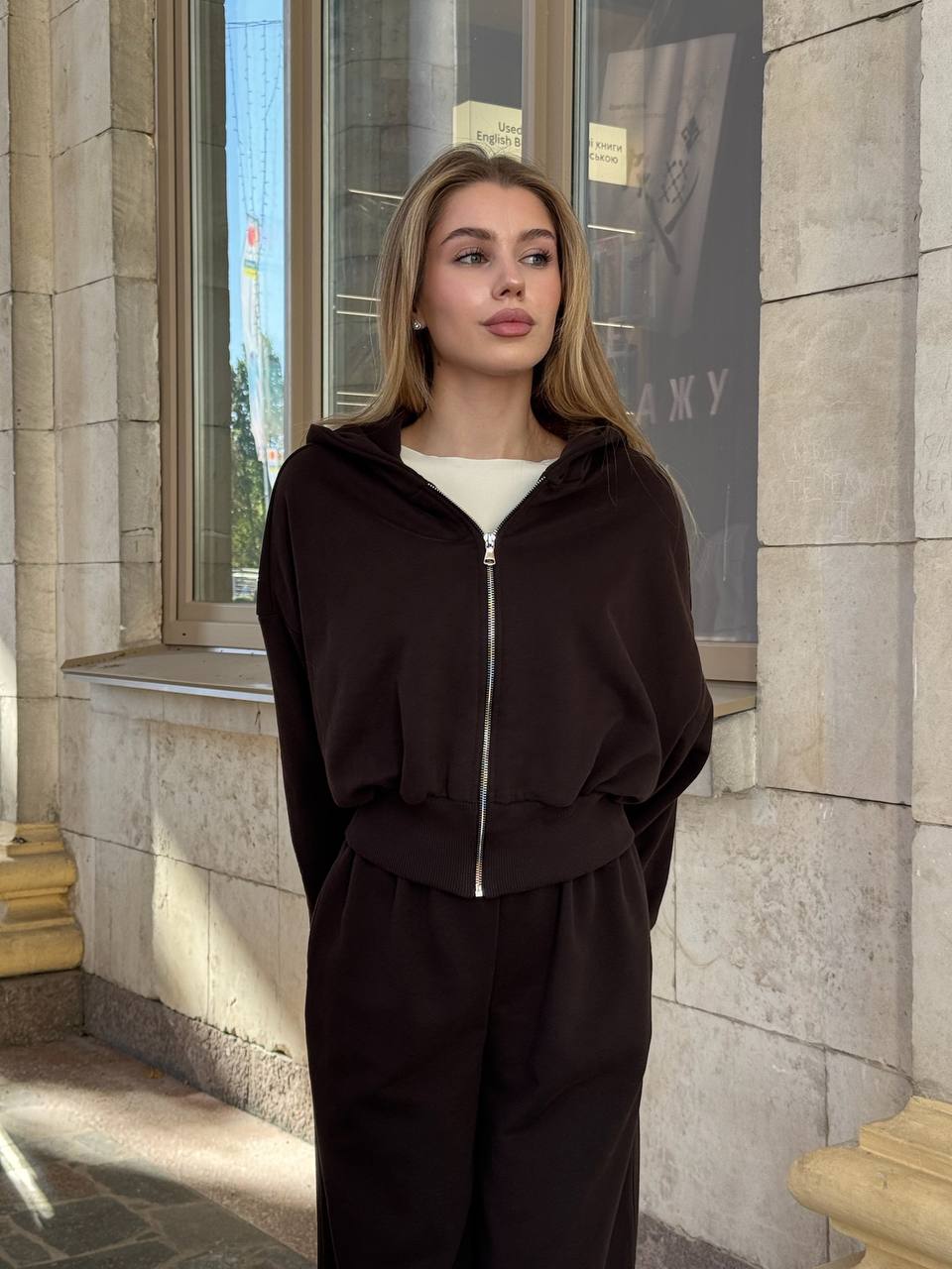 Костюм із приталеною резинкою шоколад