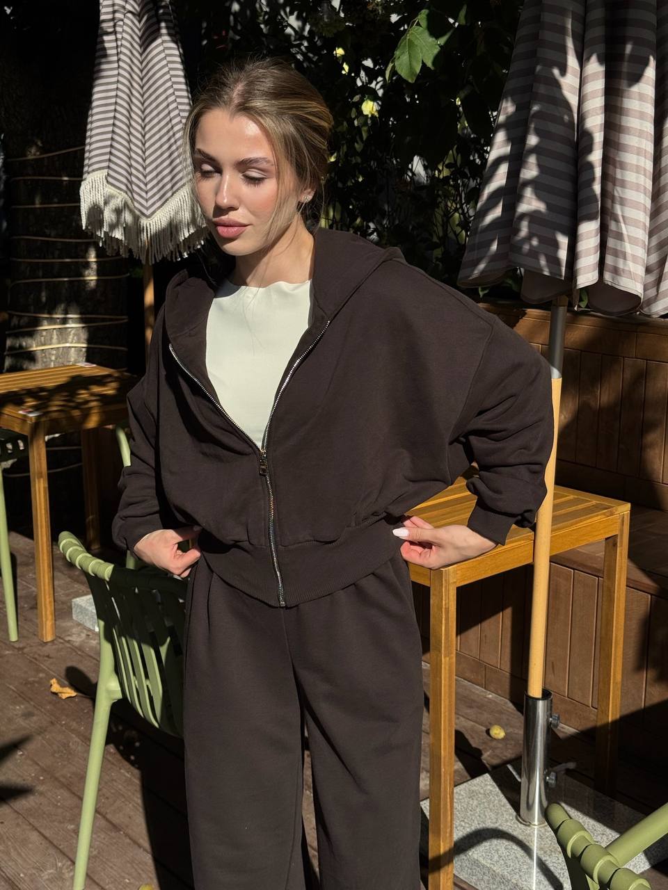 Костюм із приталеною резинкою шоколад