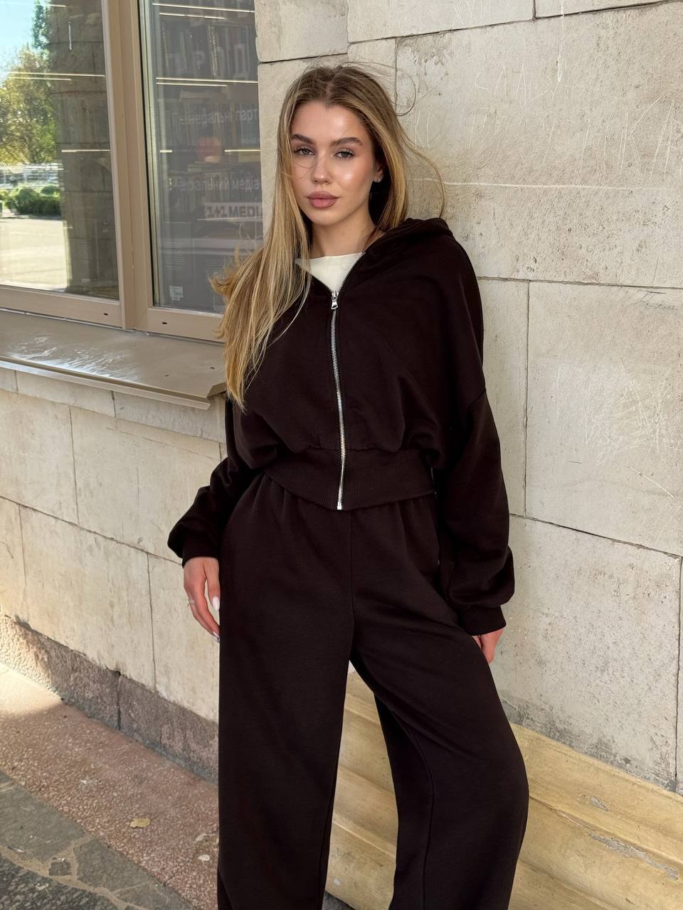 Костюм із приталеною резинкою шоколад