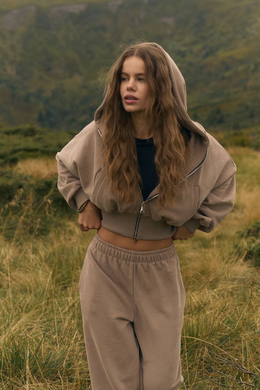 Костюм із приталеною резинкою мокко