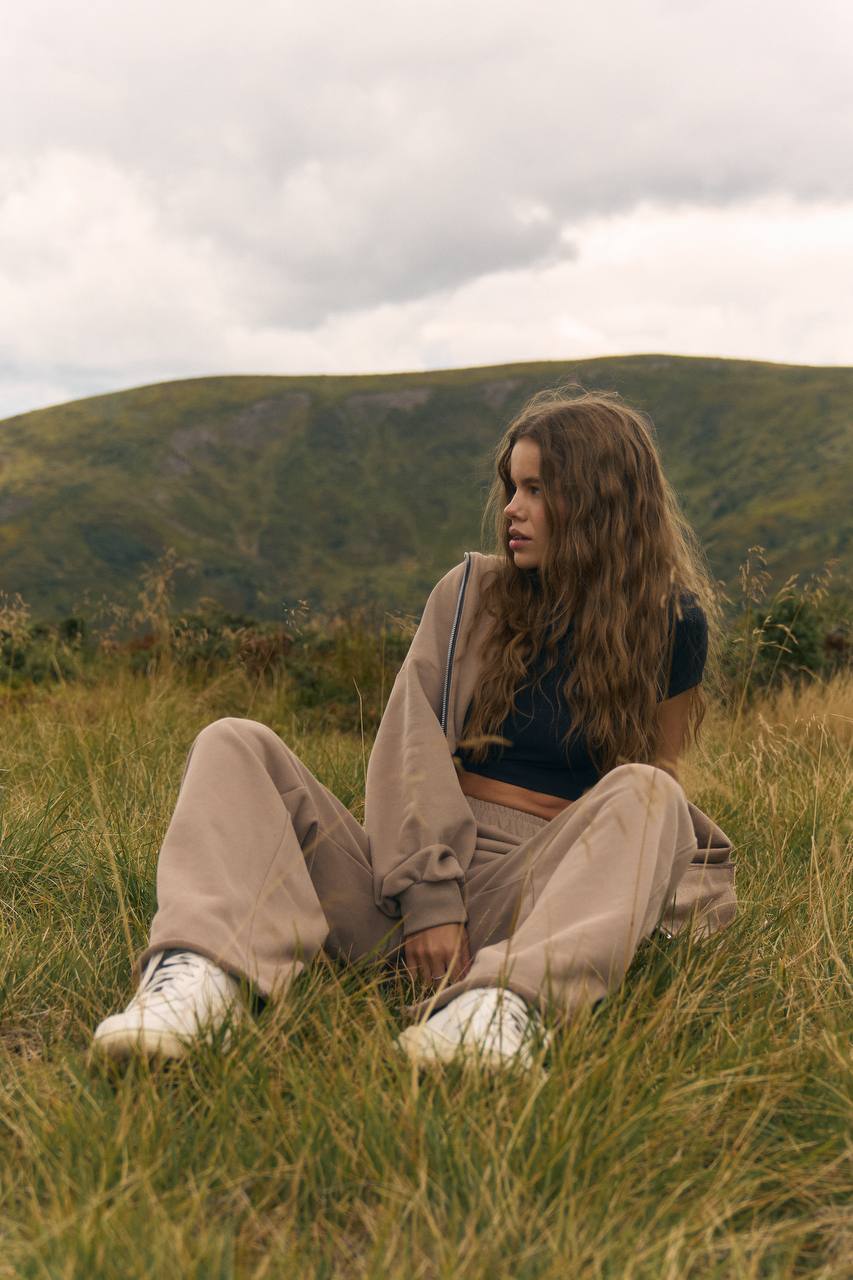 Костюм із приталеною резинкою мокко