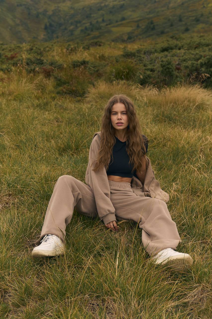 Костюм із приталеною резинкою мокко