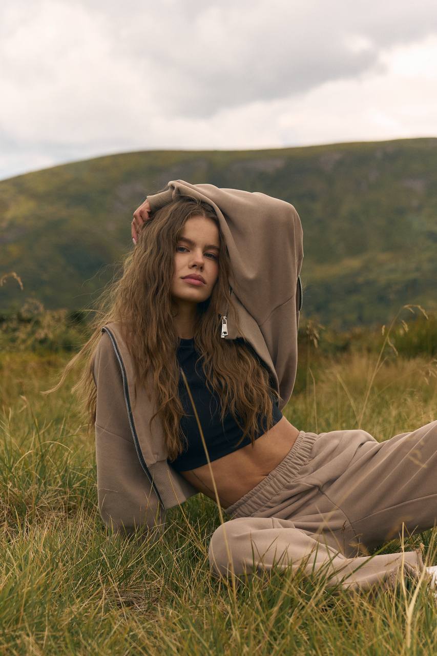 Костюм із приталеною резинкою мокко