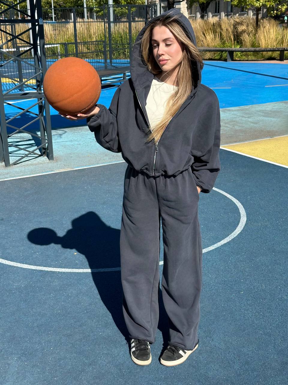 Костюм з кофтинкою на затяжках темно-синій